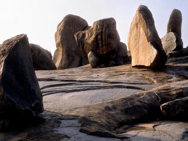 Hampi 2001: Hemakuta hill, site of some of the oldest temples in Hampi (Clare Arni) Hampi 2001: Hemakuta hill, site of some of the oldest temples in Hampi (Clare Arni)