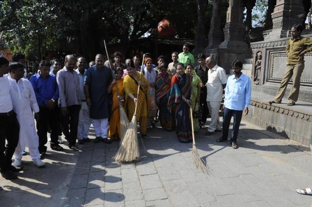 BJP MLA Usha Thakur (centre) sweeping the floor at Krishnapura Chhatri premises in Indore, Madhya Pradesh, in 2014. (HT Photo) BJP MLA Usha Thakur (centre) sweeping the floor at Krishnapura Chhatri premises in Indore, Madhya Pradesh, in 2014. (HT Photo)
