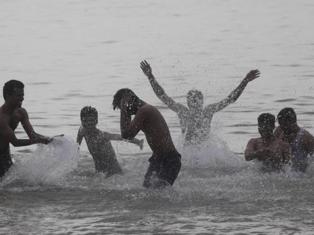 As temperatures soared in Mumbai on Wednesday, boys try to beat the heat at Girgaum Chowpatty. (Kunal Patil/ Hindustan Times) As temperatures soared in Mumbai on Wednesday, boys try to beat the heat at Girgaum Chowpatty. (Kunal Patil/ Hindustan Times)
