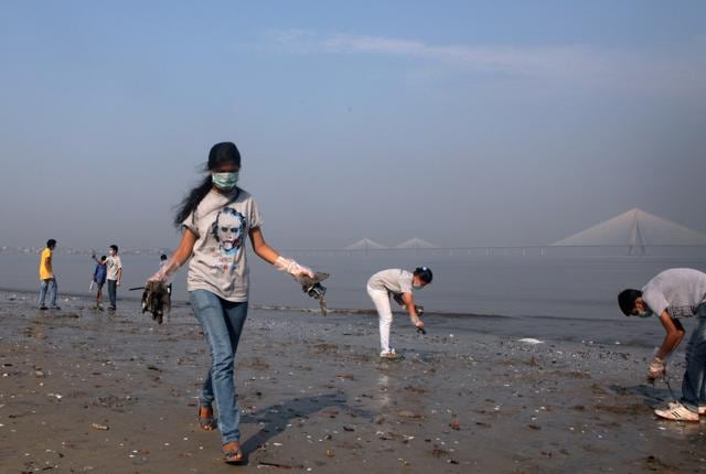 VJTI College students participate in a nationwide cleanliness campaign 'Swachh Bharat Mission' on the occasion of Gandhi Jyanti at Dadar Beach, 2014. (Kunal Patil/HT Photo)