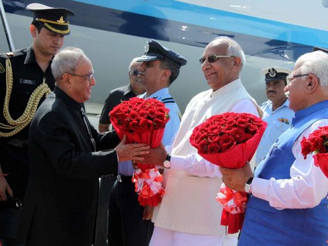 President Pranab Mukherjee being welcomed by Punjab and Haryana governor Kaptan Singh Solanki and Haryana chief minister Manohar Lal Khattar at the Chandigarh airport on Wednesday. (HT Photo)