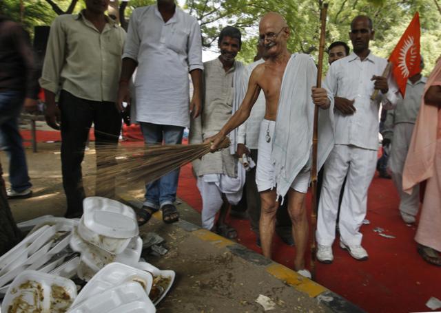 Dr Mahesh Chaturvedi, dressed as Mahatma Gandhi, sweeps Jantar Mantar road last year as a way of promoting Swachh Bharat. (Raj K Raj/HT Photo) Dr Mahesh Chaturvedi, dressed as Mahatma Gandhi, sweeps Jantar Mantar road last year as a way of promoting Swachh Bharat. (Raj K Raj/HT Photo)