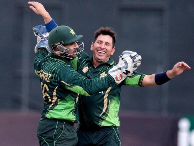 Pakistani bowler Yasir Shah, right, celebrates a wicket with wicketkeeper Sarfraz Ahmed during the first match of the three-ODI series against Zimbabwe at the Harare (AFP Photo) Pakistani bowler Yasir Shah, right, celebrates a wicket with wicketkeeper Sarfraz Ahmed during the first match of the three-ODI series against Zimbabwe at the Harare (AFP Photo)