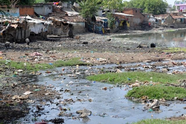 Deewani Talaiya: This pond is located in the centre of Damoh and waste is regularly dumped into this pond. (Praveen Bajpai/HT Photo) Deewani Talaiya: This pond is located in the centre of Damoh and waste is regularly dumped into this pond. (Praveen Bajpai/HT Photo)