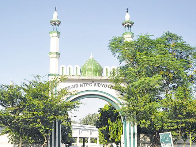 After a man was lynched in Greater Noida’s Bisada village late Monday night, a mob of 200-250 people created a mosque near the Tatarpur crossing in Dadri on Wednesday. The mob also pelted stones at the maulana’s house.(Sakib Ali/HT Photo) After a man was lynched in Greater Noida’s Bisada village late Monday night, a mob of 200-250 people created a mosque near the Tatarpur crossing in Dadri on Wednesday. The mob also pelted stones at the maulana’s house.(Sakib Ali/HT Photo)