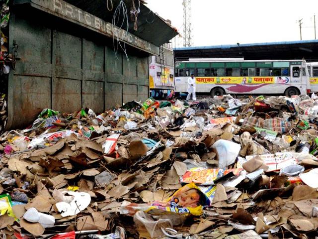 An open garbage dump at bus stands proof to how the authorities failed miserably in implementation of the Swachh Bharat Mission. (Bharat Bhushan/HT)