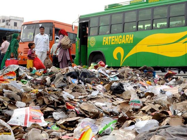 Garbage continues to be dumped near the bus stand in Patiala on Thursday. (Bharat Bhushan/HT)