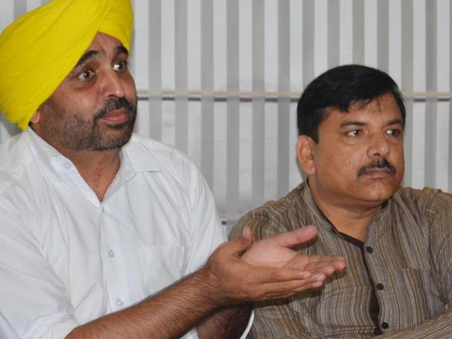 The Aam Aadmi Party (AAP) called upon the farmers of Punjab to stand up to the Badals instead of committing suicides and taking away their own precious life.(HT Photo)