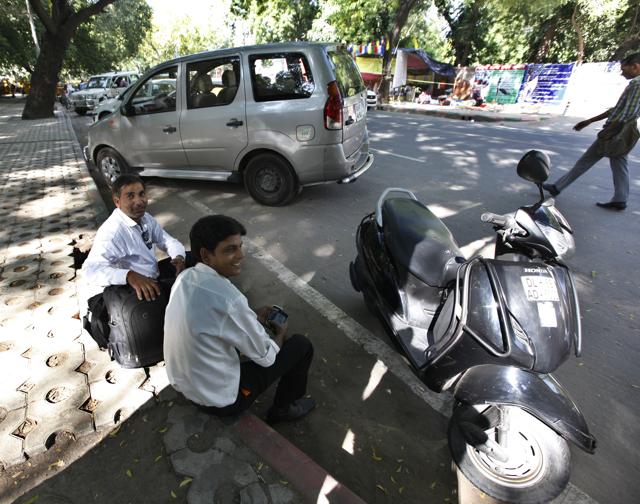 Residents sit and chat on a noticeably cleaner Jantar Mantar in 2015. (Raj K Raj/HT Photo) Residents sit and chat on a noticeably cleaner Jantar Mantar in 2015. (Raj K Raj/HT Photo)