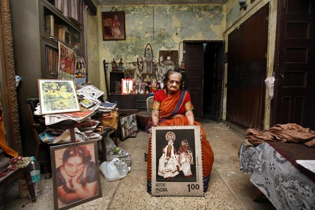Balgopal shows a copy of the stamp and old photographs. Balgopal shows a copy of the stamp and old photographs.
