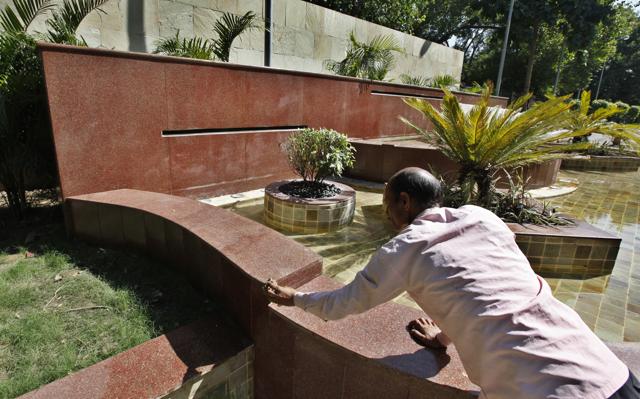 A fountain at Mandir Marg, one of the areas that Prime Minister Modi swept in a surprise visit during last year’s launch of Swachh Bharat Abhiyan. (Raj K Raj/ HT Photo) A fountain at Mandir Marg, one of the areas that Prime Minister Modi swept in a surprise visit during last year’s launch of Swachh Bharat Abhiyan. (Raj K Raj/ HT Photo)