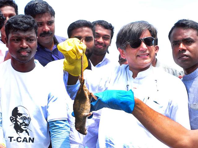 Shashi Tharoor kicks off 'Swachh Bharat' (Clean India) campaign on the outskirts of Thiruvananthapuram. (HT Photo) Shashi Tharoor kicks off 'Swachh Bharat' (Clean India) campaign on the outskirts of Thiruvananthapuram. (HT Photo)
