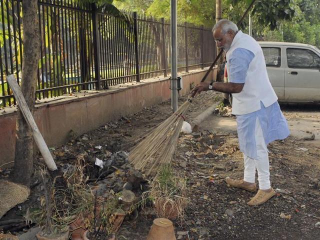 New Delhi: Prime Minister Narendra Modi wields the broom during a surprise visit to the Mandir Marg Police Station after the launch of 'Swachh Bharat Abhiyan' in New Delhi. (PIB File Photo) New Delhi: Prime Minister Narendra Modi wields the broom during a surprise visit to the Mandir Marg Police Station after the launch of 'Swachh Bharat Abhiyan' in New Delhi. (PIB File Photo)