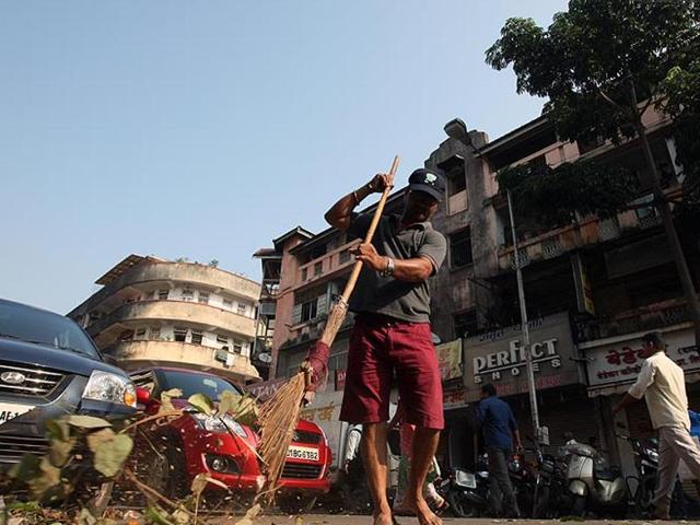 Workers sweep a market as they participate in the nationwide Swachh Bharat mission in Mumbai.(Kunal Patil/HT Photo) Workers sweep a market as they participate in the nationwide Swachh Bharat mission in Mumbai.(Kunal Patil/HT Photo)