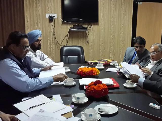 Jammu and Kashmir has agreed to sign a fresh pact with the Punjab government and fast-track the completion of the much-delayed 206 megawatt (MW), Rs 2,285-crore Shahpur Kandi dam project on the Ravi river, according to official sources.(HT Photo) Jammu and Kashmir has agreed to sign a fresh pact with the Punjab government and fast-track the completion of the much-delayed 206 megawatt (MW), Rs 2,285-crore Shahpur Kandi dam project on the Ravi river, according to official sources.(HT Photo)