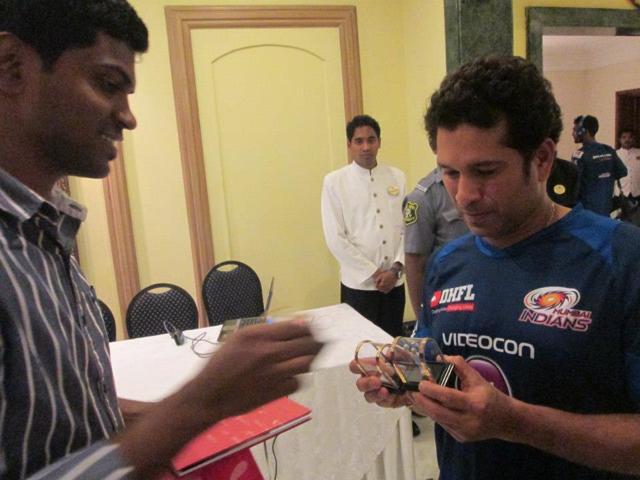When Sachin Sanghe met master blaster Sachin Tendulkar and gifted him one of his carvings. (Sachin Sanghe)