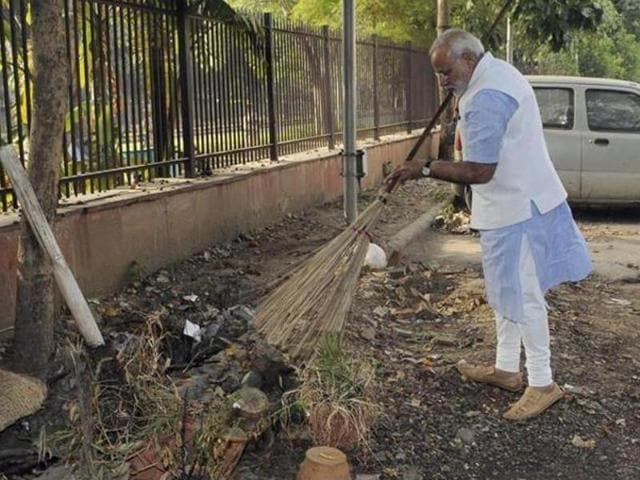 Prime Minister Narendra Modi wields the broom during a surprise visit to the Mandir Marg Police Station after the launch of ‘Swachh Bharat Abhiyan’ in New Delhi last year.(PIB handout) Prime Minister Narendra Modi wields the broom during a surprise visit to the Mandir Marg Police Station after the launch of ‘Swachh Bharat Abhiyan’ in New Delhi last year.(PIB handout)