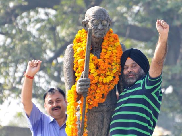 Members of Rotary Club ,Civil Lines poses wit h the statue Mahatma Gandhi after their paying tributes on the occasion of Gandhi Jayanti in Amritsar on Friday. (Sameer Sehgal / HT)