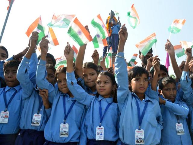 School students paying tributes to Mahatma Gandhi on the occasion of Gandhi Jayanti at Company Bagh garden in Amritsar on Friday. (Sameer Sehgal / HT)