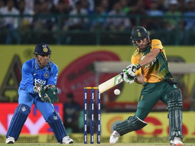 AB de Villiers, right, is watched by Indian captain Mahendra Singh Dhoni as he plays a shot during South Africa’s chase in the second innings. (AFP Photo)