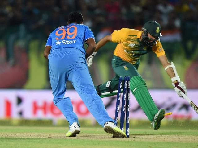 India's Ravichandran Ashwin, left, runs out South Africa's Hashim Amla during the second innings. (AFP Photo)