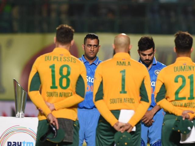 India's captain Mahendra Singh Dhoni, second from left, looks on as the players stand during the national anthem ahead of the start of the match. (AFP Photo)