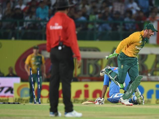 South Africa's AB de Villiers, right, celebrates the run out of India's Shikhar Dhawan during the first innings. (AFP Photo)