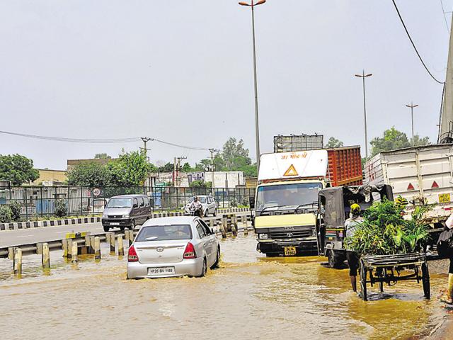Huda has shelved construction of roads and upgrading drainage and sewerage system due to shortage of funds. (Abhinav Saha/HT File) Huda has shelved construction of roads and upgrading drainage and sewerage system due to shortage of funds. (Abhinav Saha/HT File)