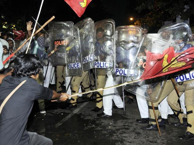 Left supporters confront policemen outside Lalbazar on Thursday. (Ashok Nath Dey/HT photo)