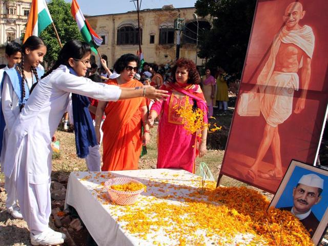 School children paying tribute to Mahatma Gandhi on the occasion of his birth anniversary, in Jammu, on Friday (Nitin Kanotra / HT )
