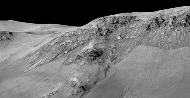 A handout image made available by Nasa shows dark, narrow, 100-meter-long streaks, flowing downhill on Mars, that are inferred to have been formed by contemporary flowing water. (AFP Photo) A handout image made available by Nasa shows dark, narrow, 100-meter-long streaks, flowing downhill on Mars, that are inferred to have been formed by contemporary flowing water. (AFP Photo)