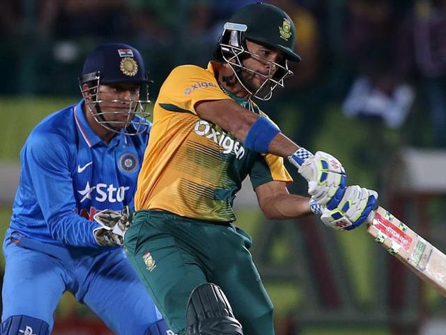 South Africa's Jean-Paul Duminy plays a shot as Dhoni watches during the second innings. Duminy’s quickfire knock of 68 not out propelled the Proteas to victory. (Reuters Photo)