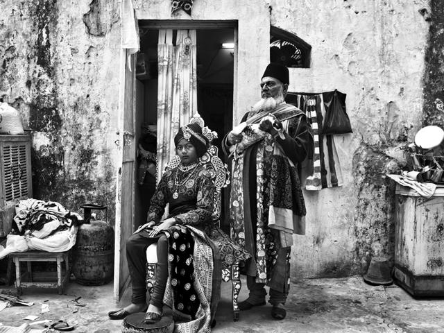 Sports lover Ananda Gupta, a witty and sensitive spirit, with the late Mohammed Habib-ul-Rehman, master embroiderer, loyalist and ex-armyman. Picture made at the Dhobi Ghat off Hailey Road . JJ Valaya recreates Delhi’s rich past in these black-and-white images. (JJ Valaya) 