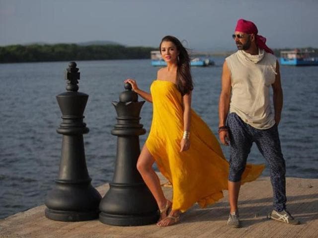 Amy, Akshay in Singh Is Bliing. (YouTube) Amy, Akshay in Singh Is Bliing. (YouTube)