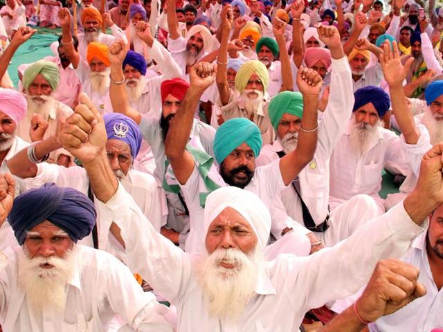 Bathinda,India-Oct03,2015:Farmers Protest Opposite mini secretariat at Bathinda on Saturday.Photo by Sanjeev Kumar/Hindustan Times. Bathinda,India-Oct03,2015:Farmers Protest Opposite mini secretariat at Bathinda on Saturday.Photo by Sanjeev Kumar/Hindustan Times.