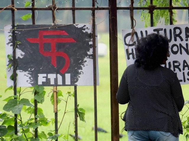Students of the Film and Television Institute of India (FTII) putting up placards at Azad Maidan in Mumbai. (PTI) Students of the Film and Television Institute of India (FTII) putting up placards at Azad Maidan in Mumbai. (PTI)