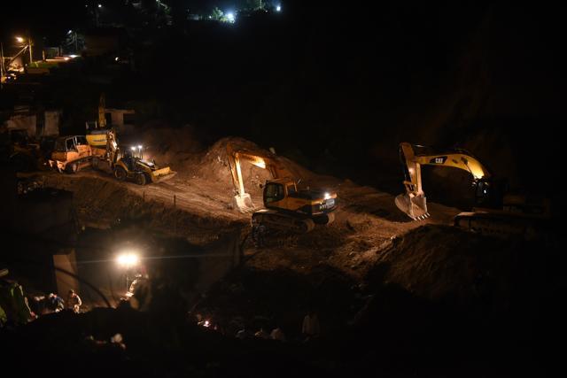 An image of search and rescue operations after the landslide covered part of the village of El Cambray II, in Santa Catarina Pinula municipality, Guatemala City. (AFP Photo) An image of search and rescue operations after the landslide covered part of the village of El Cambray II, in Santa Catarina Pinula municipality, Guatemala City. (AFP Photo)