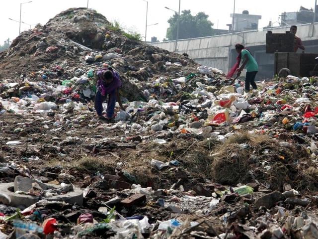 Garbage heaps speak volumes of Ludhiana’s indifference to cleanliness. (JS Grewal/HT) Garbage heaps speak volumes of Ludhiana’s indifference to cleanliness. (JS Grewal/HT)