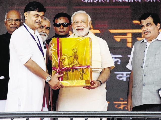 Prime Minister Narendra Modi receives a memento from BJP MP RK Singh.(PTI File Photo) Prime Minister Narendra Modi receives a memento from BJP MP RK Singh.(PTI File Photo)