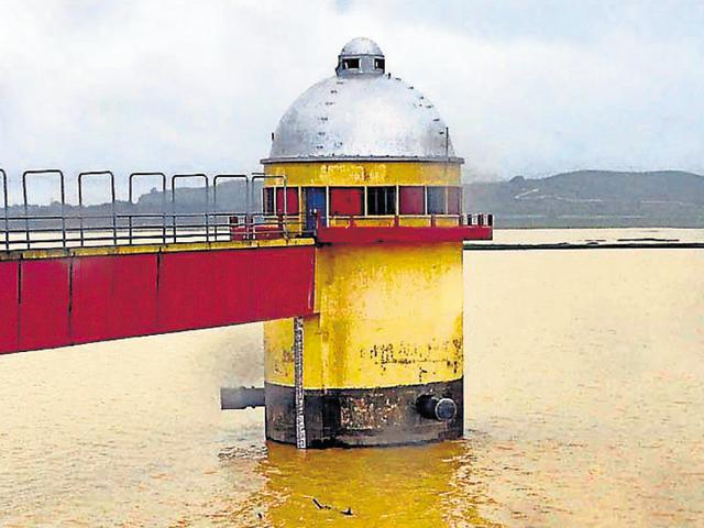 Hatia dam, which supplies around four million gallon water to the city every day, will announce rationing of water soon. (Diwakar Prasad/ HT Photo) Hatia dam, which supplies around four million gallon water to the city every day, will announce rationing of water soon. (Diwakar Prasad/ HT Photo)