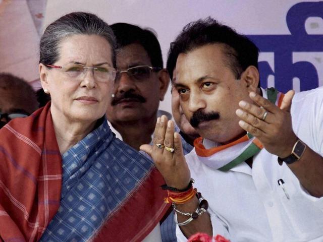 Congress president Sonia Gandhi with party's Bihar chief Ashok Chaudhary during an election rally in Kahalgaon.(PTI Photo)