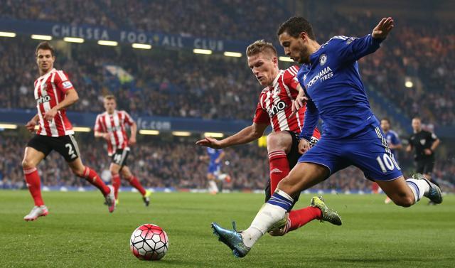Chelsea's Belgian midfielder Eden Hazard (R) vies with Southampton's Northern Irish midfielder Steven Davis (2nd R) during the English Premier League football match between Chelsea and Southampton at Stamford Bridge. (AFP Photo)