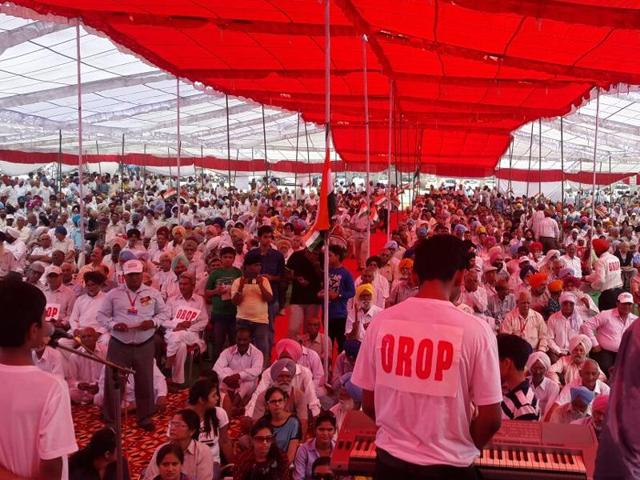 Large crowds at the veterans’ rally for the OROP at Ambala on October 2. Subedar Attar Singh Multani, who led the team that organised the massive show, is standing on the right with his back to the camera. (Photo: UFESM) Large crowds at the veterans’ rally for the OROP at Ambala on October 2. Subedar Attar Singh Multani, who led the team that organised the massive show, is standing on the right with his back to the camera. (Photo: UFESM)