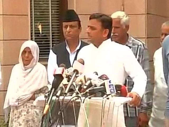 Uttar Pradesh chief minister Akhilesh Yadav with Mohammad Ikhlaq’s family at a press conference in Lucknow. (ANI Photo) Uttar Pradesh chief minister Akhilesh Yadav with Mohammad Ikhlaq’s family at a press conference in Lucknow. (ANI Photo)