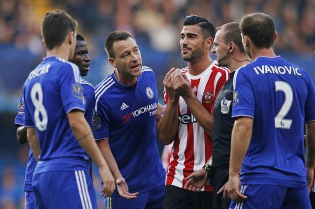 Chelsea's John Terry and Southampton's Graziano Pelle remonstrate with referee Robert Madley. (REUTERS Photo)