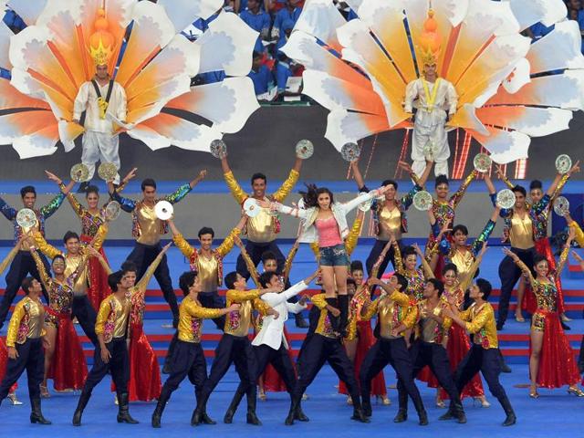 Alia Bhatt performs at the opening ceremony of the Indian Super League (ISL) football match between Chennaiyin FC and Atletico-de-Kolkata in Chennai on October 3, 2015. (AFP PHOTO)