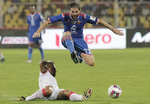 Roberto Carlos of Delhi Dynamos FC in action against Joffre Mateu Gonzales of FC Goa during 2nd match of Hero Indian Super League 2015. (HT Photo) Roberto Carlos of Delhi Dynamos FC in action against Joffre Mateu Gonzales of FC Goa during 2nd match of Hero Indian Super League 2015. (HT Photo)