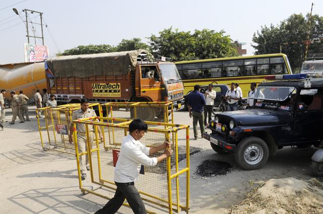 Deployment of forces and prohibitory orders were issued to restrict visitors entry into Bisada village, in Dadri, Greater Noida, India. (Burhaan Kinu/HT Photo) Deployment of forces and prohibitory orders were issued to restrict visitors entry into Bisada village, in Dadri, Greater Noida, India. (Burhaan Kinu/HT Photo)