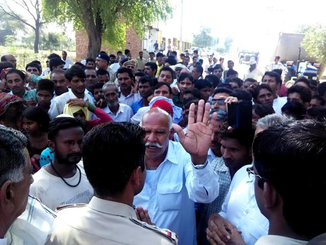 The relatives of the deceased and villagers arguing with the police in Sadalpur village of Hisar on Friday.(Manoj Dhaka/HT) The relatives of the deceased and villagers arguing with the police in Sadalpur village of Hisar on Friday.(Manoj Dhaka/HT)