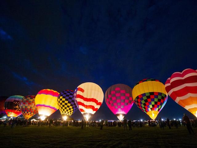 Hot air balloons are lit up by flame as they prepare to take off on the first day of the 2015 Albuquerque International Balloon Fiesta in Albuquerque, New Mexico, October 3, 2015. (REUTERS)